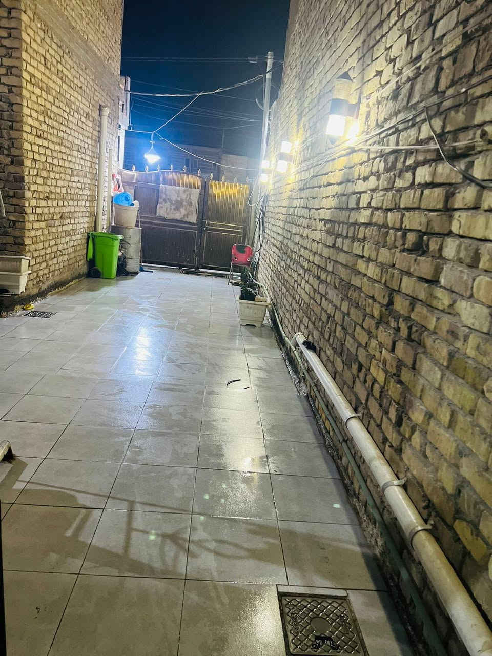 بيت للبيع طابو صرف بلاكرمين عل شارع العام 225 متر بي محلات ثنين تجاري يحتوي على طابقين الطابق الاول غرفه وصحيات وكليدور واستقبال ومطبخ ومناور والطابق الثاني 3 غرف نوم وكليدور وصحيات بلاكرمين نفس الشارع مال الوارث *********** للاستفسار لاتصال عله هذه الرقم
