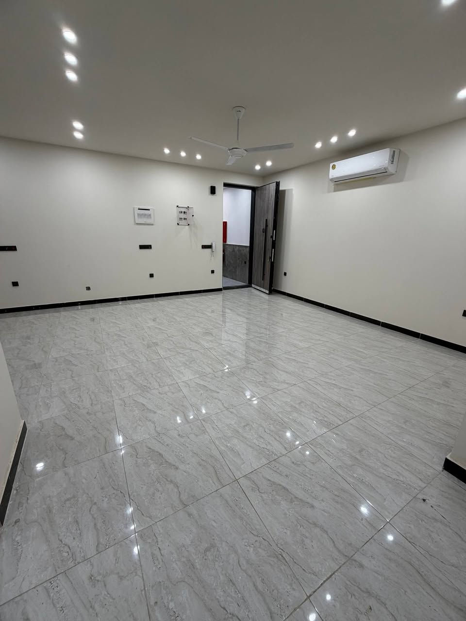 ‏✅ #شقق_مودرن_للايجار_ السكني او تجاري ✅
‏
‏📌الموقع : المنصور _ محلة 609 
‏
‏🔛المساحة 100 متر 
‏
‏▪️يتوفر كراج للسيارات 
‏▪️كل الشقق مجهزه سبالت انفيرتر 
‏▪️الشقق عباره عن غرفتين نوم _ صالة مطبخ امريكي  
‏▪️خدمات صحية مناور 
‏
‏☑️مناسبه للإيجار السكني او التجاري ☑️
‏
‏
‏📍عنوان الشركة : حي الجامعة _ بداية شارع المركز 
‏ 
‏📌للمعاينة والاستفسار : يرجى التواصل على الارقام التالية 📲
‏
‏***********
‏***********
