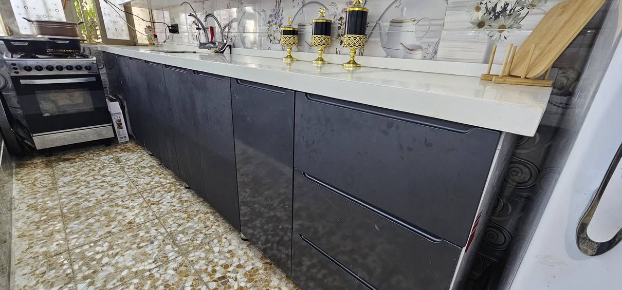 كاونتر hdf 
وجه خشب 
داخل المنيوم 
ركم PVC  داخل بواري خشب
المرمر اكوارتز الاصلي
الحوض سل ستيل + سلة 
البيبان فتحتهن هايدروليك مع 3 نورمايد 
المجرات شفط هايدروليك 
القياسات 🫴
الطول الارض 3 متر و60سم والعرض 60سم 
ارتفاع الملحق متر و10سم والطول 3 متر و60سم
ملحق الثلاجة ارتفاع 60سم العرض 84سم
فصلته ب2025 صار عليه مليونين و200 بس الله يشهد اريد اغير مكانه المطبخ وميصير بالمطبخ لازم افصل غيره 
سعره مليون و850 وبي مجال قليل 
***********
