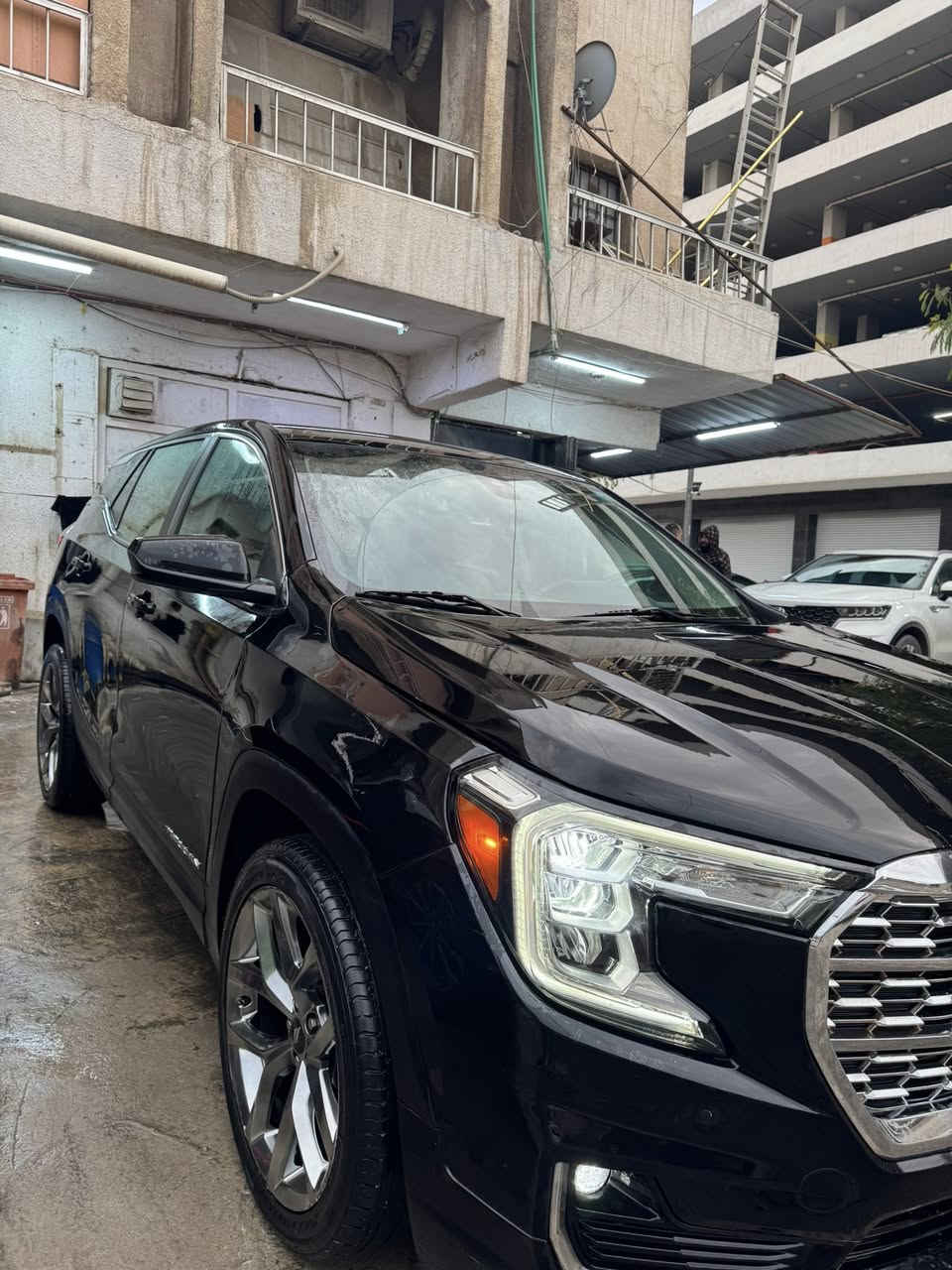 سلام عليكم 
جمسي تيران 2022 4 سلندر  1500 توربو رقم بغداد 
ماشية 94 سياره جديدة 
حادثها جاملغ عكس السايق وبنيد
بدون دواخل ايرباك دركه سايق راجع بلادي
مكان سياره بغداد
السعر 166 
***********
