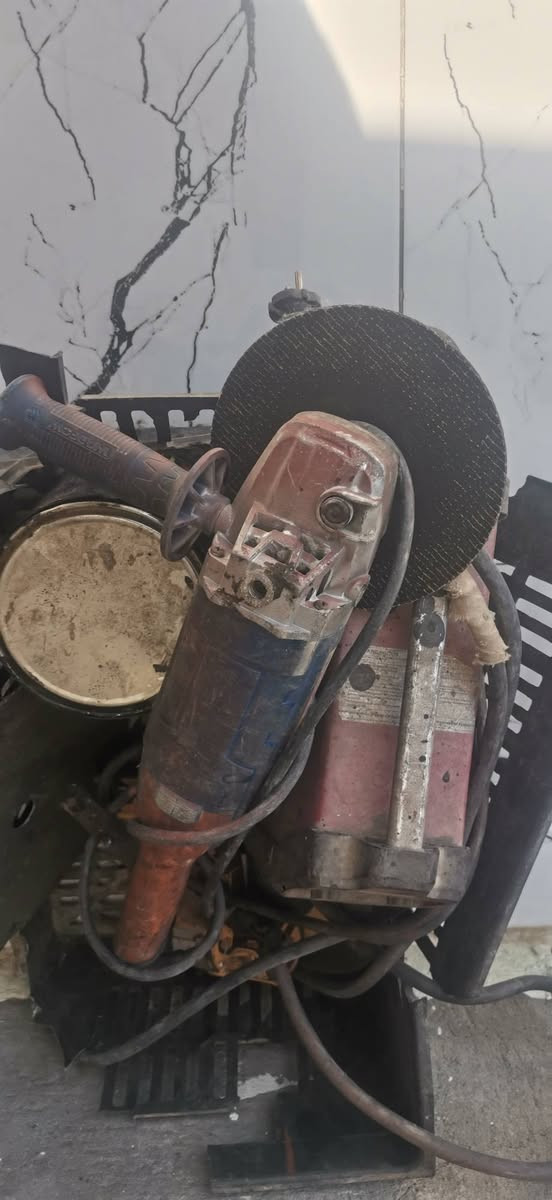 مولد كامه للبيع شغاله ناعمه سلف عوزها باتري مع كتر قايش كبير وكتر صغير جديد وكوسره كبيره ***********
