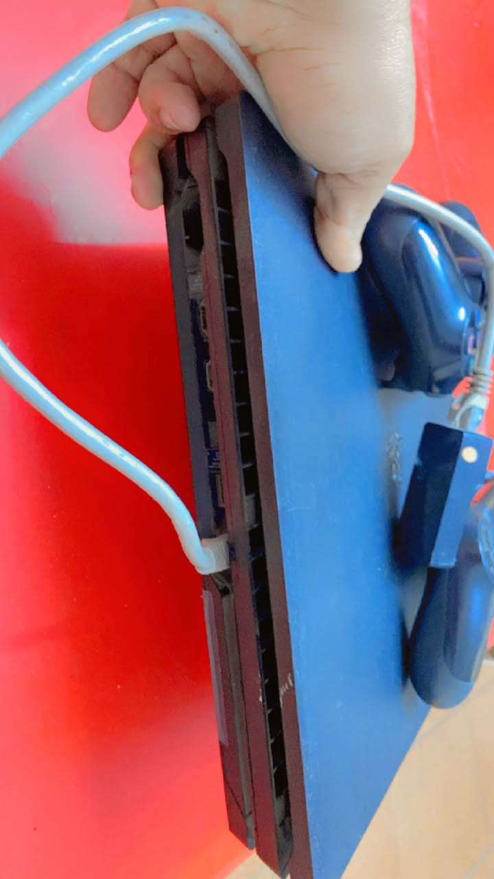 بلي ستيشن 4 
برو
مهكر
مع جوستكات عدد 2
ونظف جداً
السعر 350
رقمي للتواصل
***********
