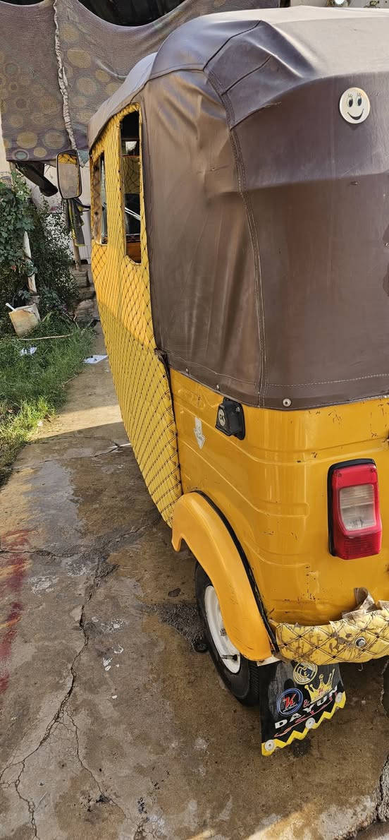 السلام عليكم تكتك موديل 18مرقمة سنوية باقي بس لوحات تكتك ع بلاد ممعمرة دوشمة داخل جديد تخم تاير جديد مكينة خير من الله السعر 5وبيهة مجال حگ الجية مكاني ديالى شهربان ***********
