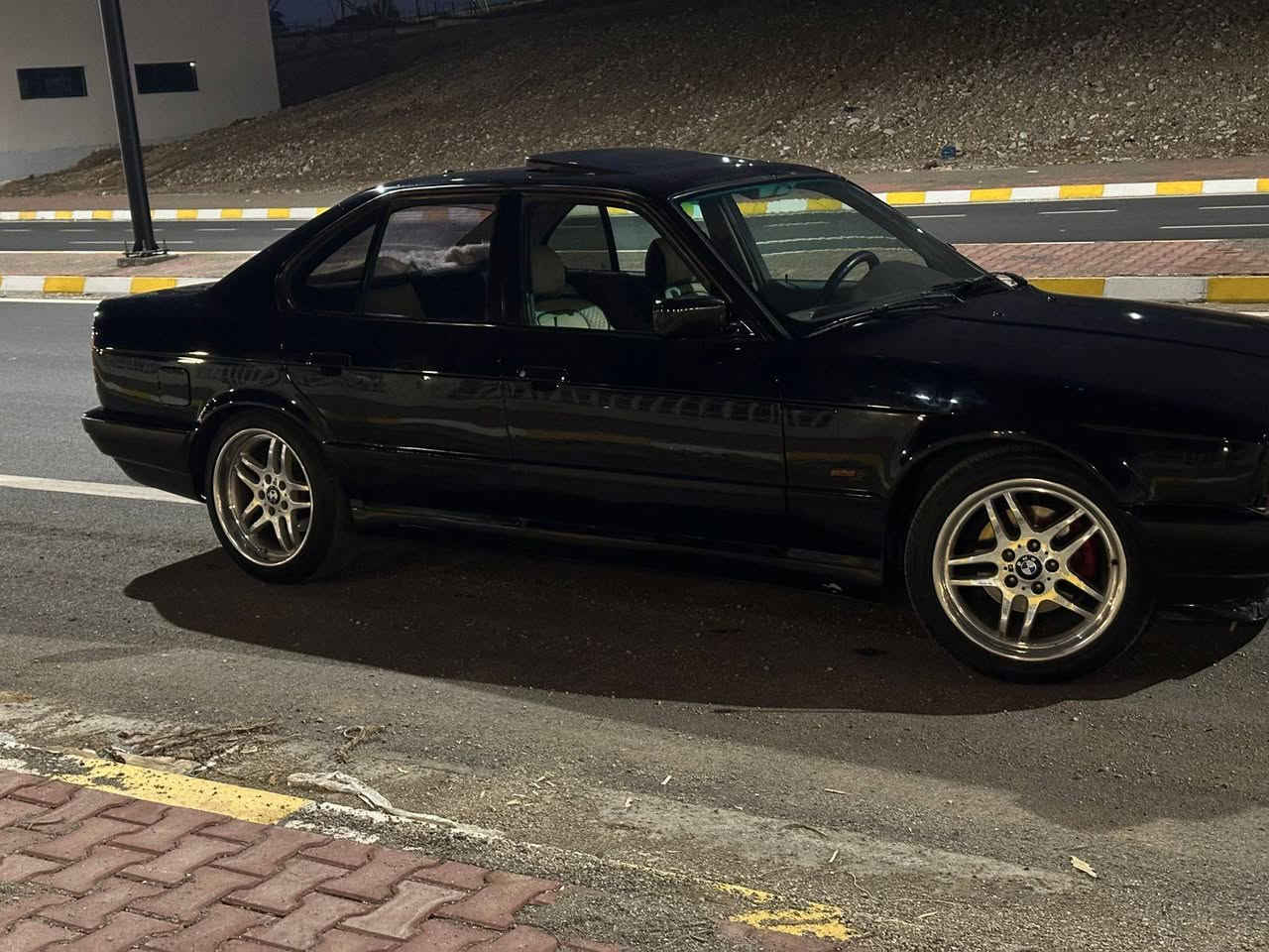 ***********یان ￵*********** 
٤٩ کەمێک مەعاملە 
bmw 1993    525 گێڕ تۆماتیک 
چوار جام کارەبا  
 سلاید
 تەبرید ساردو گەرم بە شەرت 
ناو  فپرمیگا ناو ڕەساسی لۆک داشبڵ بێ تەقیوی بەردرگا لۆک 
 چوار تایەو باتری لۆک 
 لە ڕوو  زۆۆر جوانترە گێرو مەکینەو تەقەو ڕەقە بە شەرت کارەبای گێرو مکەینە بە شەرتی تەرایو فەهسو فیتەر  مەسبوت 
بێ دەعمو لێ دراوی بێ چالو کاڵ بونەوە موسو براوە بە شەرت  ئارمی بلاستیک هەولێرە بە شەرتی ئەوەلیات
شوێن سلێمانی السليمانية, العراق
