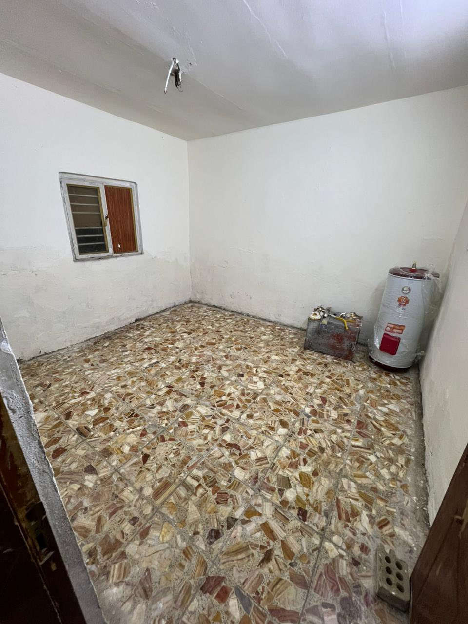 يتوفر بيت طابقين للإيجار غرفتين وحده بالطابق الثاني والثانيه بالأرضي بالاضافه إلى مطبخ وصحيات وحده وصاله وطرمة موقع مميز جداً قريب على شارع المطار كما موضح الموقع في الصوره 
الرقم ***********
**الايجار 450 ثابت **
((الايجار عائله صغيره حصراً فقط ))
