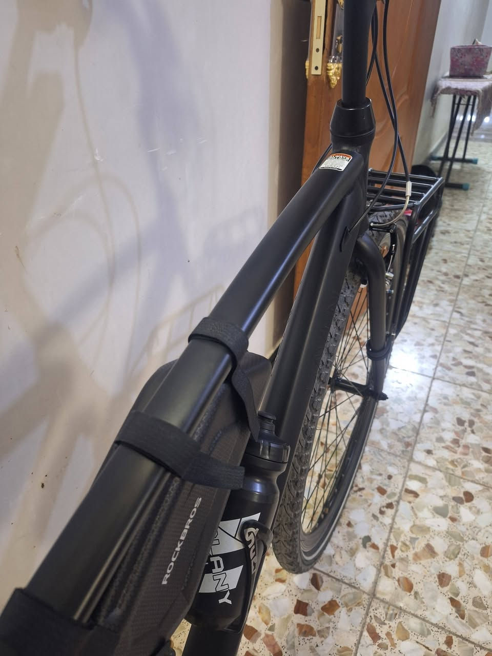 دراجة ترحال ماركة هافين الامريكية
C700 x45
حجم الفريم : M
المعدن : المنيوم 
اللون : اسود طافي
بريكات : بروماكس
جرس فر يجي مدمج بالستيرن
ناقل السرعه من مايكروشفت ٨ سرع
سرج طبي مريح يلائم المسافات الطويلة
اسلاك كلها دفن بالفريم
ويالة كمبيليون
قبضات ربر مريحة 
ركبة ستيرن متحركة

الملحقات : 

1-سيبايه عدد ٢ المنيوم مخصصة للترحال اصلية 
2-جنطة اصلية ماركة روك بروس 
3-لايت مسطرة بروجكتر امامي اصلي المنيوم شحن تايب سي زنون قوي جدا جدا بقوة 2800 لومن.
4-حامل موبايل اصلي المنيوم
5-مطارة وحامل المطاره اصلي 
6-قفل صونده اصلي جديد
7-حقيبة ترحال جديدة اصلية ماركة تنربط ع السيباية الخلفية. 

دراجة جديدة كليا طك فلين نظافة ١٠٠% استخدام قليل جدا شكلها وتصميها راااقي ومرتبة وسريعه وسلسه ومريحة بالقيادة واحلى واضخم من الصور بهواي وكل ملحقاتها جديده. 

السعر ٤٠٠ الف (سعر ثابت-قفل)
بغداد السيدية تقاطع درويش


**إذا كنت صاحب هذا الإعلان وتريد حذفه لأي سبب، رجاءا أرسل رسالة إلى الدعم الفني**