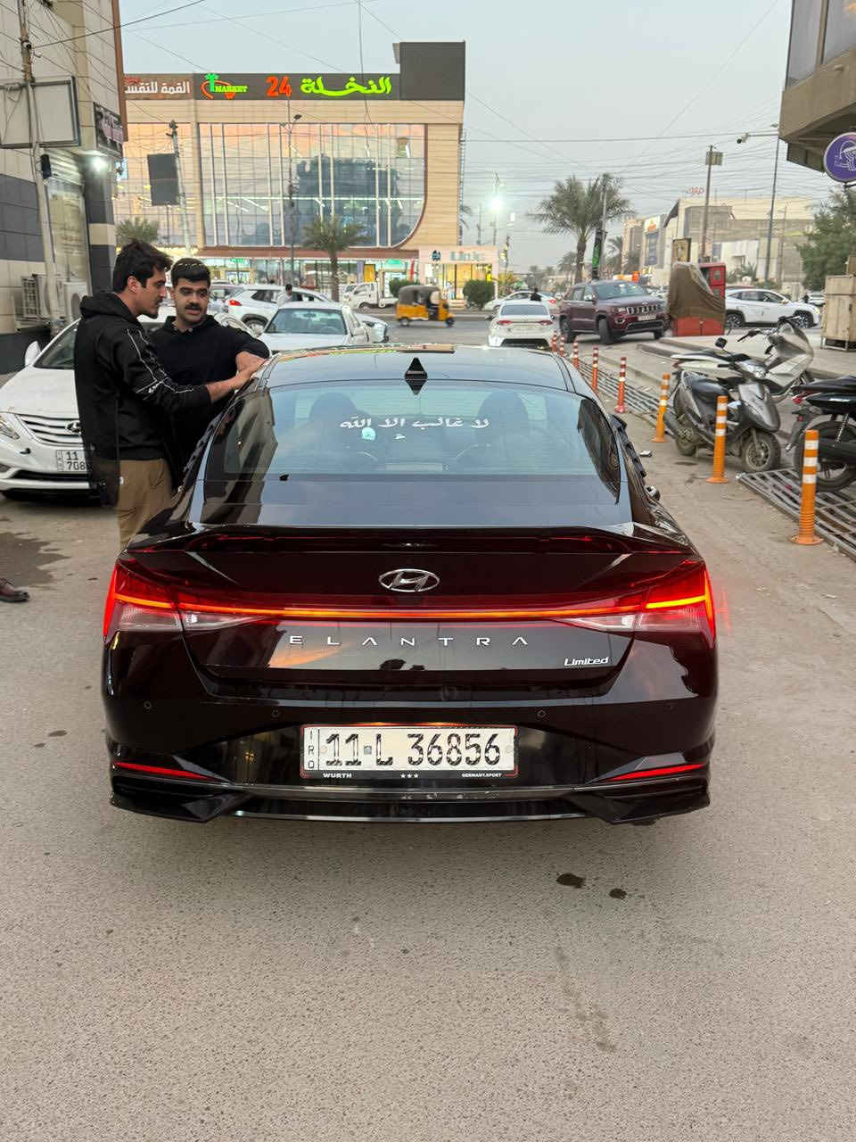 سلام عليكم 
الانترا 2023
سيارة حادثها بابين جهة سايق بدون ايرباك
سيارة جديدة بمعنى الكلمة
تخم تاير جديد كشرها نضيف
طستها ناعمة
لمتدد فول مواصفات 
نقصها بس سايق 
مكاني بغداد جميلة 
*********** 
سعر 160 بيها مجال
