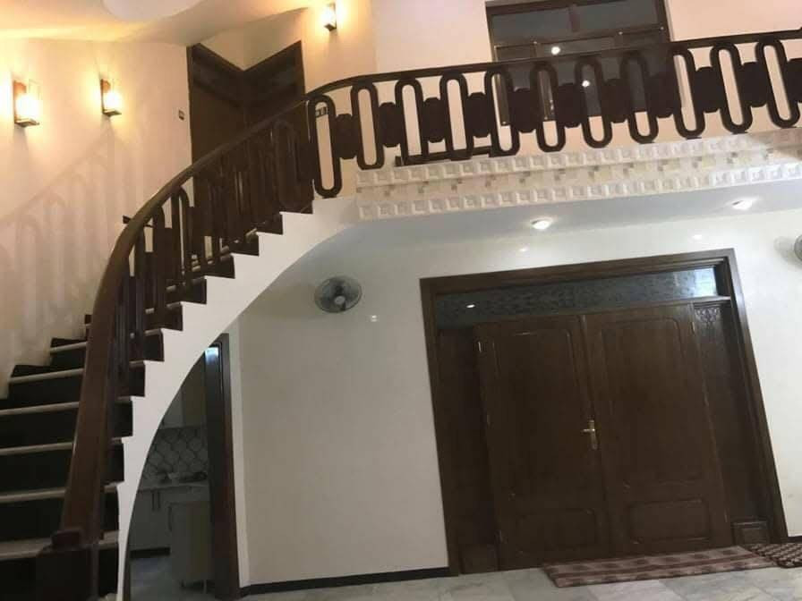 بيت للبيع 
التقية الاولى المساحة 250 
الواجهة 12
طابقين 
الارضي غرفتين نوم واستقبال وصالة ومطبخ وصحيات 
الطابق الثاني 
4 غرف نوم وصحيات 
كراج مع حديقة مع صحيات خارجية 
البيت جدا نظيف 
للإستفسار ***********
وحياكم الله 
.
