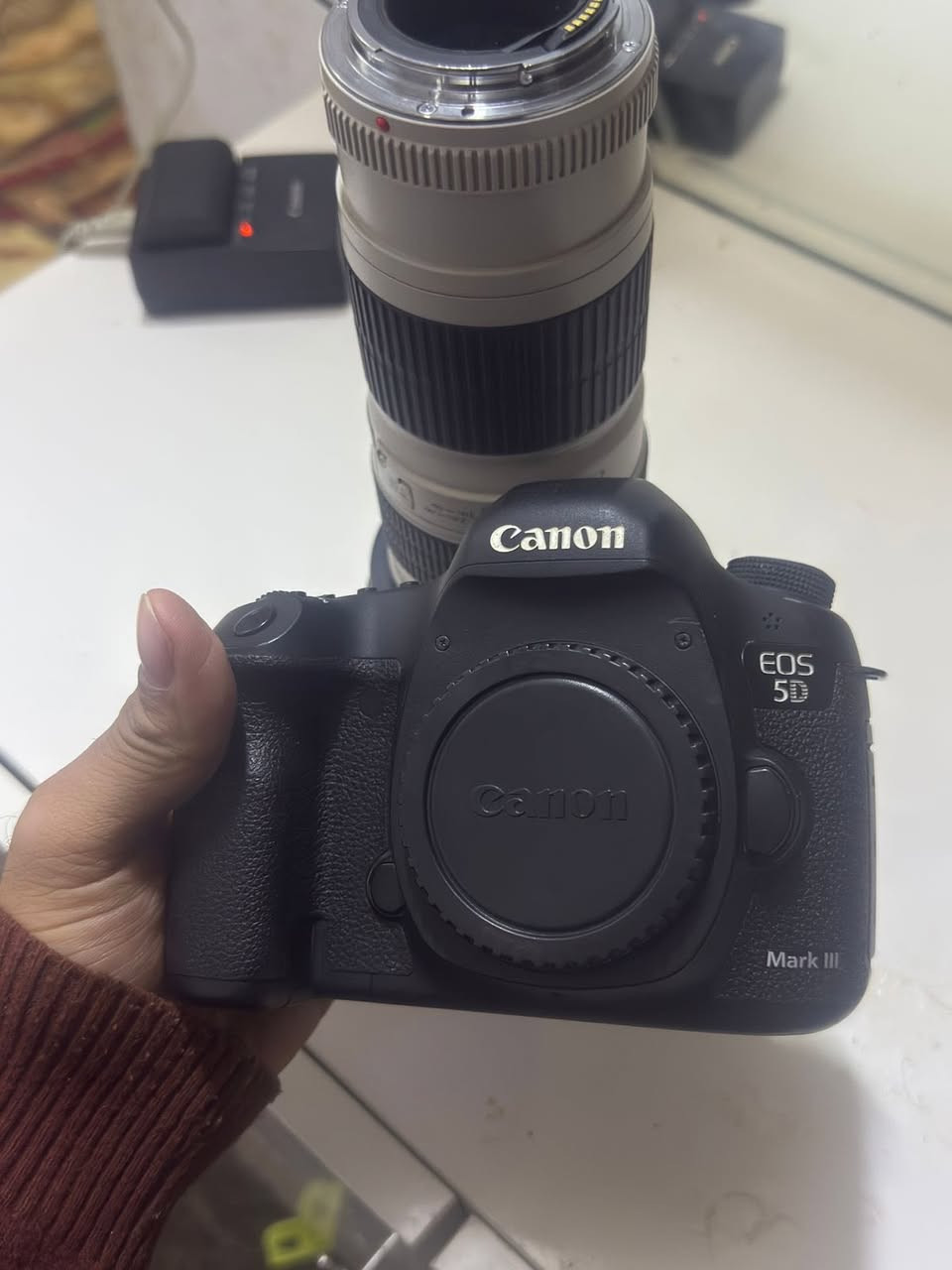 السلام عليكم
مارك ثري نضافه100/90
بدي
بطاريه 
شاحنه
عدسه70_200
السعر مليون و450وبيه مجال لشراي 
المكان بابل القاسم 
التواصل رقم 
***********اومراسلة الصفحه
