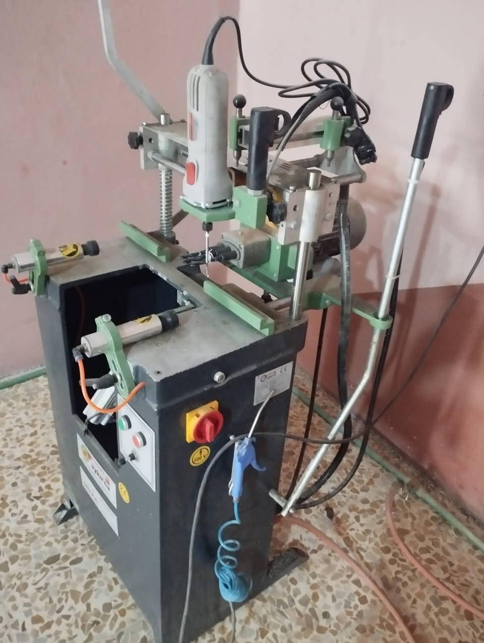 السلام عليكم معمل  6pvc قطع للبيع مع الكمبريسر نظافة 90 % موصل للاستفسار ***********
