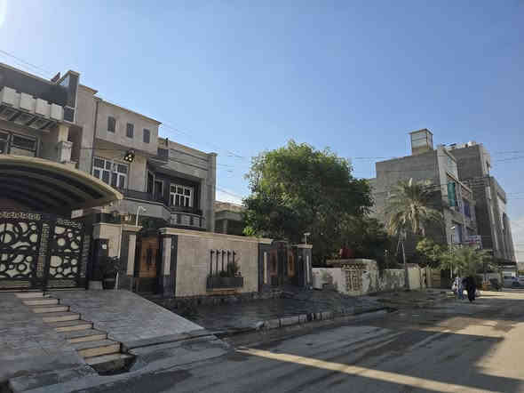 السلام عليكم للأستثمار دار جديد للأستثمار المكان بعقوبة الجديدة بالقرب من عيادة دكتور احمد مدب المساحة ٢٧٠م يحتوي على ٦ غرف نوم من ضمن الغرف سويت عدد ٢ مع صالات عدد ٢ مساحة كل صالة ٩×٥ مع بيتونة ومخزن مع مطبغ مع استقبال وحديقة وصحيات للضيوف مع 4 حمامات الارضية مرمر للإستفسار الاتصال على الأرقام *********** *********** بجانب الدار قطعة للإيجار تصلح كراج سيارات
