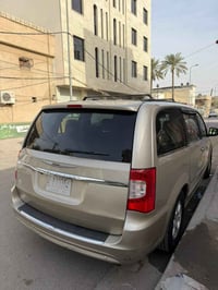 كرايسلر تاون كانتري ٢٠١٢ للبيع او المراوس حسب القناعة  حادثها ٤ قطع صب...