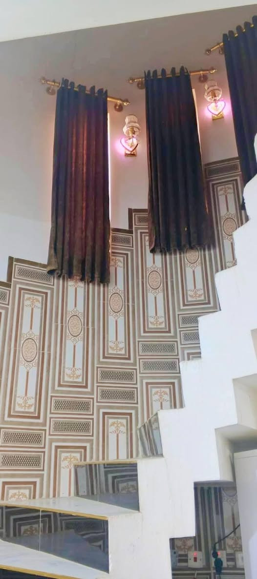 بيت 🏠 للبيع المساحة 120م مسلح جديد غرفة صاله مطبخ براني صحيات داخلية وخارجية والطابق الثاني صاله كبيره وصحيات مكان البيت بالشراكية 6
خلف الشارع الخياط يفتح مدرسة 🏫 
السعر 77 مع المجال 
للاستفسار اكثر اتصال ع أرقام المكتب المعالي للعقار حي العسكري قرب النجده بالسماوة 
***********
***********
