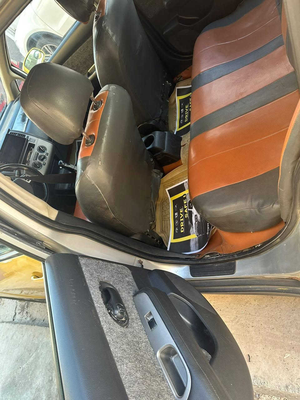 نيسان فيرسا 
2010 
كير ومكينه توني شادهن قبل شهر ونص يشگن الكاع 
صدر كله جديد نقص دبل فقط 
زوج تاير امامي 
شاشه 
ايندرويد 
كامره 
نقص كمبريسر 
ترايك للبصره 
مكان بغداد سيديه
 ***********
