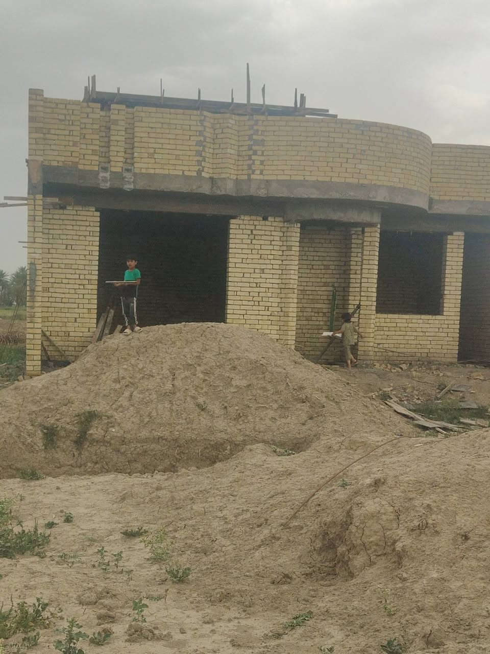 السلام عليكم بيت للبيع هيكل زراعي المساحه 625 متر متكون من غرفتين ومطبخ وهول ومضيف  المكان الجبله للاستفسار على الرقم ***********
