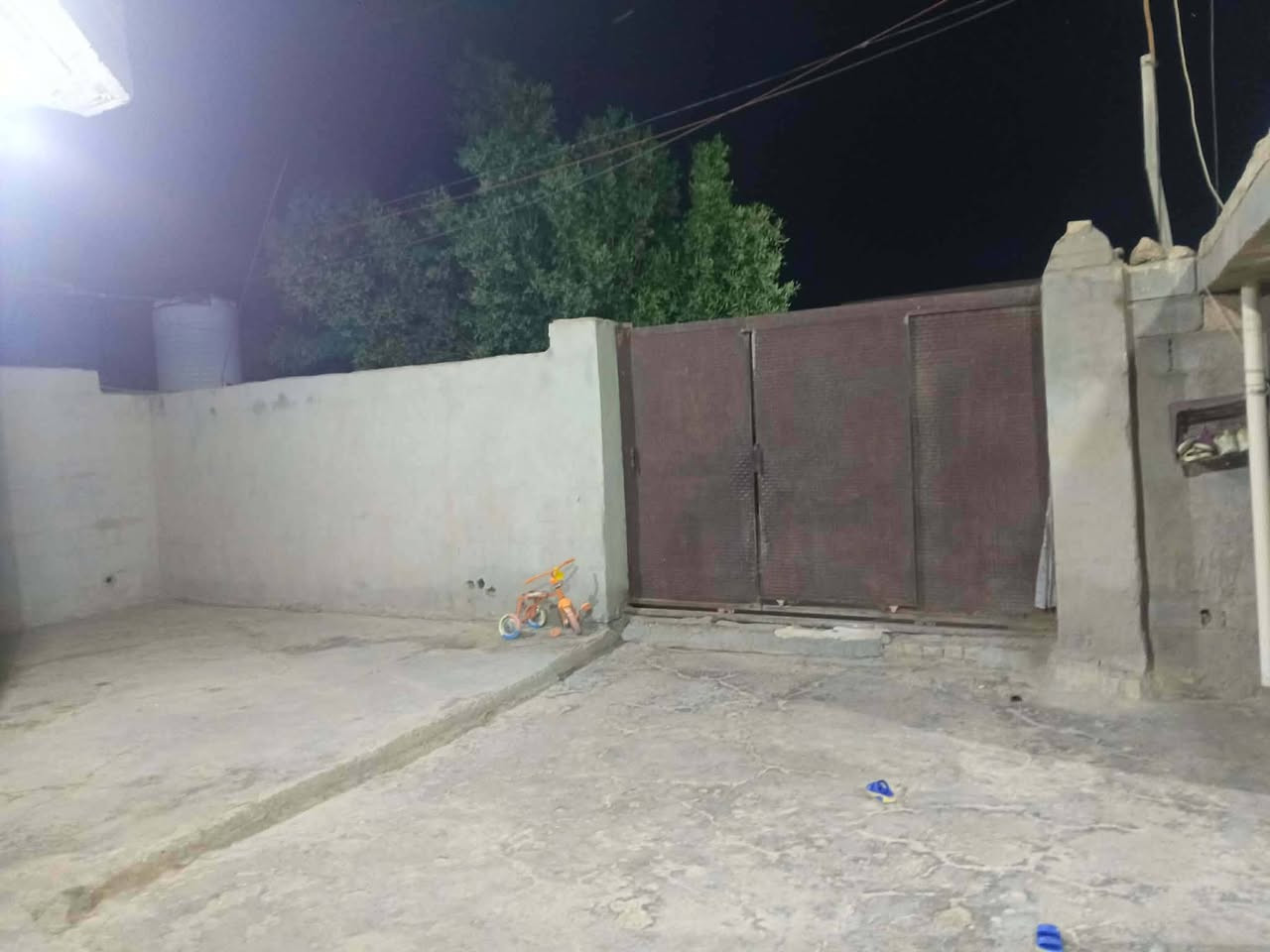 سلام عليكم بيت للبيع بنزله مطعم جواد 300متر يتكون البيت من(غرفتين2+مطبخ+صاله+استقبال) يتكون المشتمل غرفه ومطبخ الاستفسار اكثر اتصل عل رقم ***********بي واتساب واتصل
