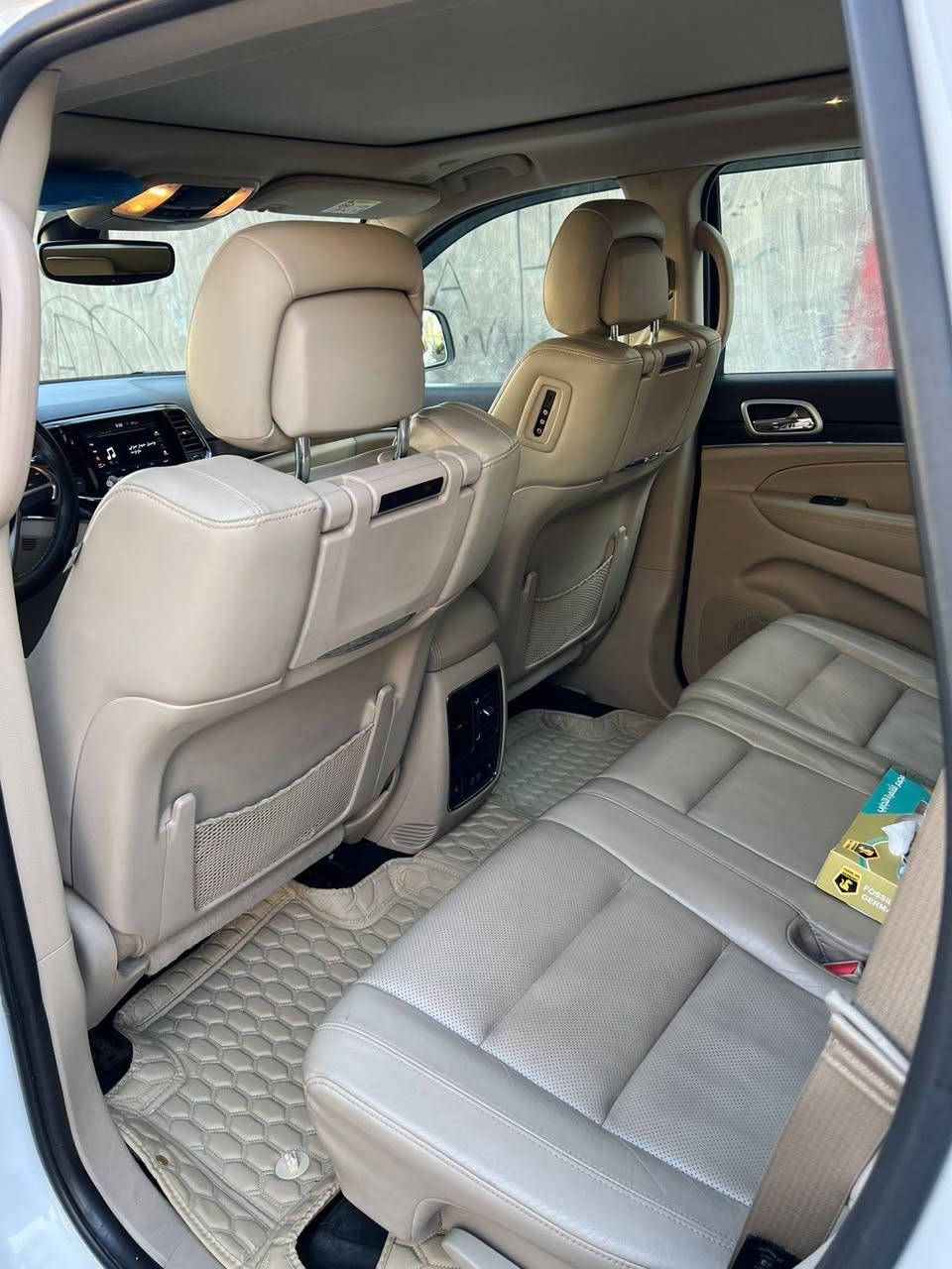 السلام عليكم
سيارة نوع جيب موديل 2020 السيارة فول مواصفات خليجية 3 شاشات داخلية بدون ضرر سبير منازل ماشية السيارة 63 الف حقيقي مكفولة السيارة كفالة عامة ماعدا الباب الخلفي اربع اصابع بارد السيارة امانة الله ورسولة صدر أمامي وخلفي قبل سبوعين شادهن تخم تاير جديد للسيارة هزة وسنوية 2030 تنتهي السيارة بأسمي تريد تحويل او تريد وكالة ثاني يوم، سعرها 280 وبيها مجال بسيط، 
الرقم:*********** العنوان بغداد
