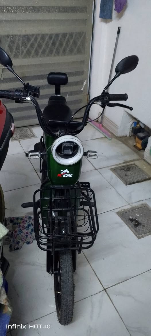 سلام عليكم 
دراجة شحن نوع الكوري لون زيتوني حجم20 موديل2025 دراجة مفولة للاخير كلشي ما ناقصهة كارت وبصمة وسويج شاشة ايباد بدون اي عطل كلشي ما ناقصهة نضافة واضجة بالصور تايرات زينة وويالة عدلة بطاريات 4دبل كلشي ما بيهن اصليات لاصوت بالملف ولا شي 
سعر 300وبي مجال 
تواصل *********** بي واتس 
او علق اجيك خاص
