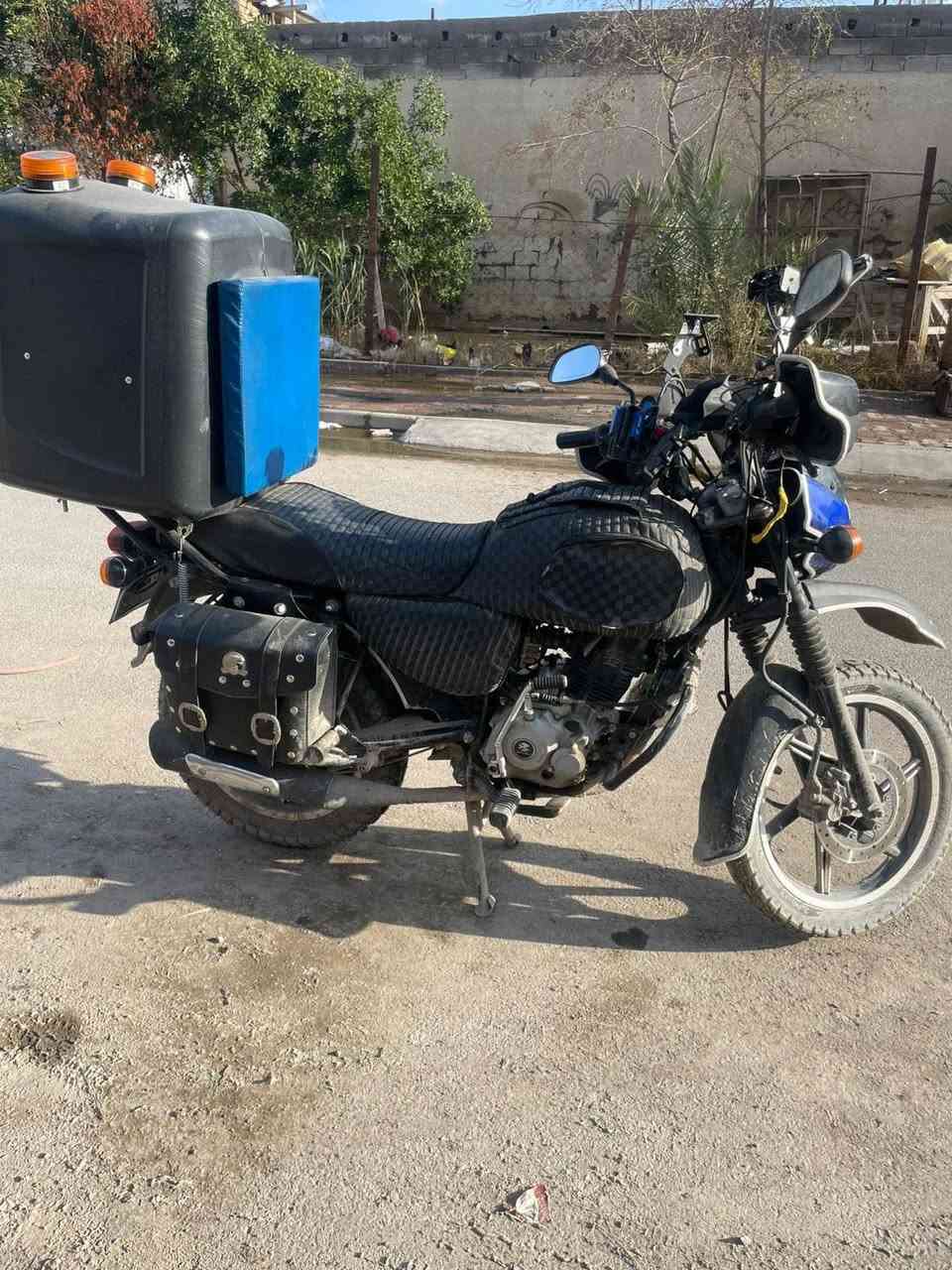 سلام عليكم بوكسر مديل 23 الدراجه خير من الله مكينه حلوه وناعمه  اكفل تنقيص وتبخير وتحويل الدراجه كلشي بيهه ينباع وياهه بس صندوك مو وياهه بيهه لايت زنون وبيهه بلاجكترات اضافيه وبيهه نشره خلفيه وبيهه عيون اماميه وبيهه هورن طوط وبيهه جنط صفاحيات مذل ما موضح بل صوره الدراجه ناقصهه بس غسل ما غسلتهه بسبب المطر مرقمه بغداد الدراجه سعرهه 2400 مليونين و400 وبيهه مجال وهاذ رقم *********** الصندوك مو وياهه
