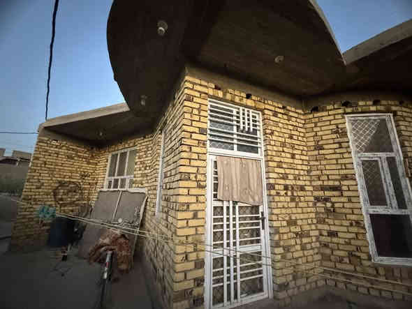 بيت للبيع 

مساحة ٦٥٠ ركن على شارعين

 طابو زراعي

 يحتوي على استقبال ١٢ *٤ونص

 _صاله ١٣*٤ وربع

 _مطبخ ٦*٤

  _غرفتين 

الغرفه الاولى ٤ونص*٥ 

الغرفه الثانيه ٥*٤ 

مجمع صحيات داخلية وخارجيه

حديقه ٢٠٠ متر 

ممر مترين داير حبل 

ماء +كهرباء كامل 

العنوان 
شارع مشيمش حسينيه الامام السجاد قبل ملعب عقيل ب٢٠٠ متر 

السعر ١٤٥ وبي مجال

للاتصال والاستفسار 
***********
