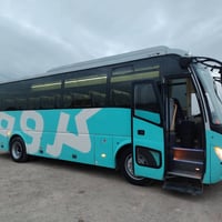 باص هايكر موديل 2016/ 40 راكب السياره ماشيه 12 الف / السعر 275 / 07833...