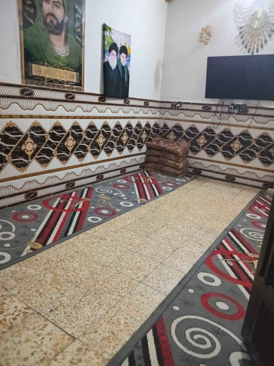 السلام عليكم بيت للبيع المساحه 100 البيت قاطين يتكون من ثلاثه غرف وديوانيه وحمامات 2 واحد فوك واحد جوه وتواليت خارجي القاط الفوك مسلح القاط الجوه عگاده العنوان الشيشان الاولئ قرب السايدين مال موضفين  الرقم ***********
