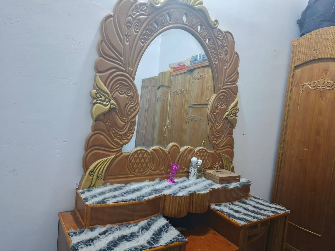 غرفه اخشاب للبيع الي يحب يتواصل ع هذا الرقم***********
