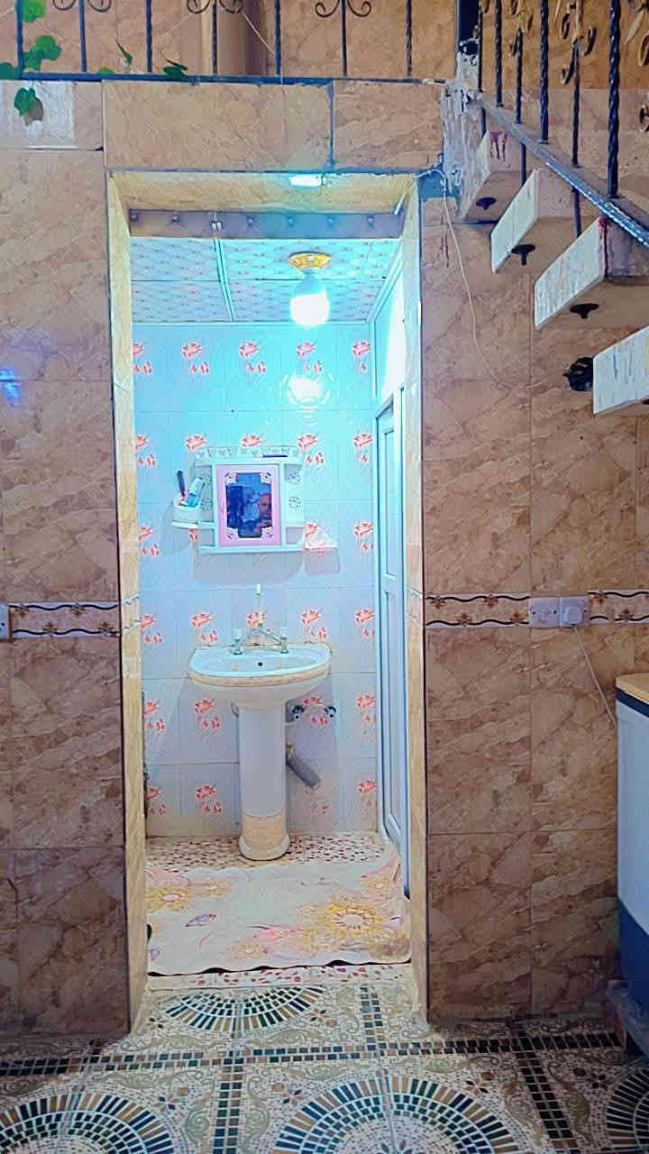 قطعه بمساحة 463 متر سند 25 اقرار محكمه مباشر بأسم المشتري يحتوي ع بيت طابقين بمساحة250 متر يحتوي ع 3غرف نوم مع صاله واستقبال ومطبخ وكراج سياره وحديقه في منطقه الحسينيه الجريه  --كريد--- بسعر 115 قابل للتفاوض للاستفسار ***********
