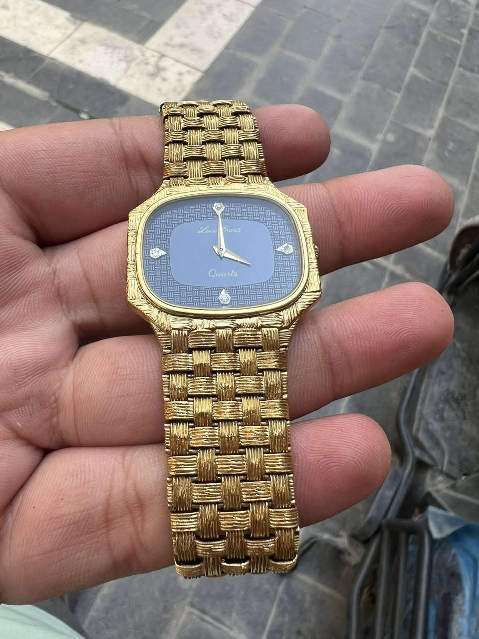 بسم الله الرحمن الرحيم 
الان الخضري للساعات يوفر لكم من جمال ودلال من ماركة لويس ايرارد السويسري العالميه 
لويس ايرارد  اصلي سويسري 
تعمل (الحركه كوارتز _بطارية)
رجالي 
(قطر الساعة35رجالي طبعا)⌚️

مينا زيروووو

مخزنه
موديل البياجيت 
مستخدم نضيف جدا 

الساعه لمتدد الوحيد بل عراق كلها 
مينتها جدا نادره بلون الكحلي الازرق 🔵
من أندر الساعات لويس ايرارد العريقه بعد شغل
سويسرا وعدكم الحساب
⌚️الخضري للساعات ⌚️💎
اكتشفوا أحدث تشكيلات الساعات الأصلية من أفخم الماركات العالمية، وأناقة ما تنتهي سواء تحب الكلاسيك الراقي أو الستايل العصري...
اختيارك موجود عدنا!
🌹❤️🥰

يوجد توصيل لجميع محافظات العراق والأردن 
#الاستفسار***********
السعر قد يكون على الخاص مفاجأة 🌹🥰

تابع الصفحه واستمتع بل قطع النادره والثمينه الخضري للساعات دائمن يخليكم مستمتعين معانا ❤️🌹 فه اكيد اختيارك المفضل موجود عدنا 👍

الخضري للساعات اكيد يوفرلك ساعاتك المميزه اب انسب الاسعار 

أيضاً ضمان الساعات يكون من متجرانا 

🪩نورنا وشرفونا عنوان بغداد _الاعظميه _شارع رأس الحواش_مجاور كرزات قلعه اربيل
_(الخضري للساعات يرحب بكم )🌹❤️

تحياتي للجميع 👍
