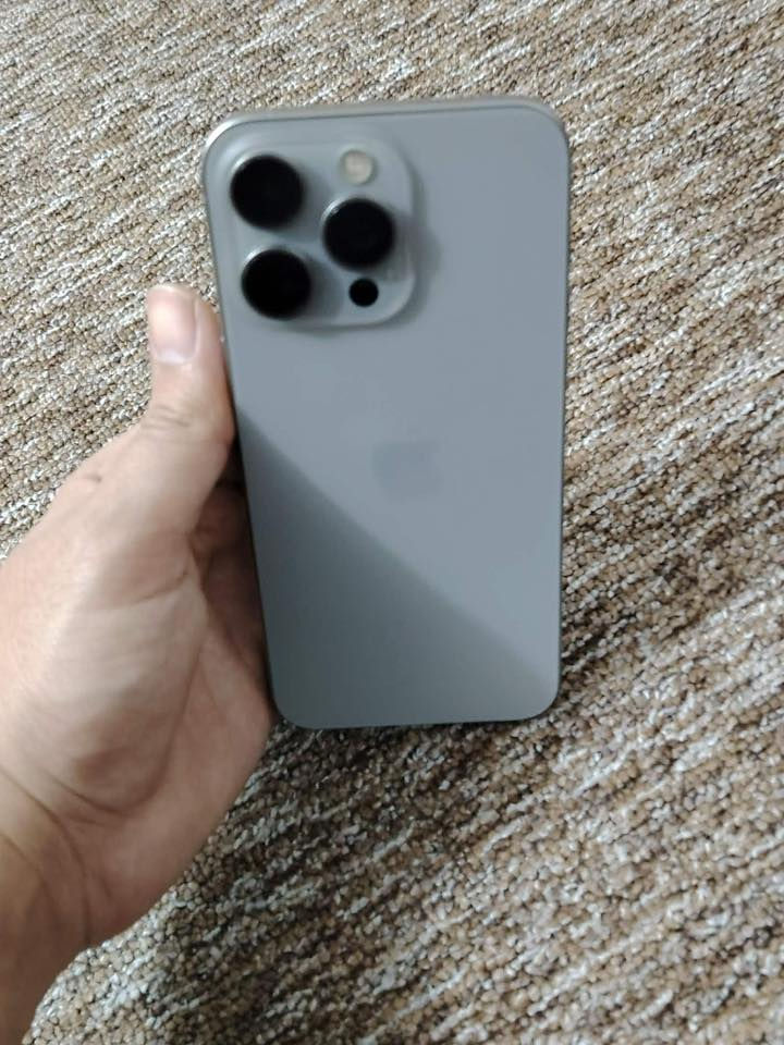 15 برو ماكس ذاكرة 256 نضيف وكالة مامفتوح ابد ومداري ومنتبهلة واحبه اكثر من جهالي 
بطارية 85 
السعر 950 عجبك حجي 100 هلا بيك 
واذا غالي عليك بخدمتك اني تشلع عيوني ببلاش

***********
