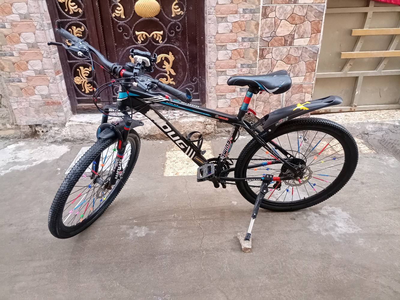 السلام عليكم 
عندي بايسكل رياضي (سوبر بايك WOUG) فول مواصفات وإضافات،
​مواصفات البايسكل والغراض التجي وياه:
​دبلات أمامية
​ضوء ليزري شحن (بي هورن وجهاز إنذار ضد السرقة).
​ستاند موبايل مع الشفقة مالته.
​جنطتين وتلبيسة كشن 
​البريك الأمامي دسك شغال 100%، والبريك الخلفي الدسك مالته موجود بس ينرادله تصليح
​البايسكل نظيف وجاهز
تعالي خاص اذا تريد اصور غراضه
قيم واخذ
أين مكان تواجد الدراجة؟: 
بغداد الكريعات
هل الدراجة تحتاج إلى أي صيانة؟: 
نعم البريك الدسك الأمامي
هل يوجد توصيل داخلي؟: 
نعم داخل الكريعات مجاناً
هل تقبل المبادلة؟: 
نعم بدراجة x900 وانطي فرق