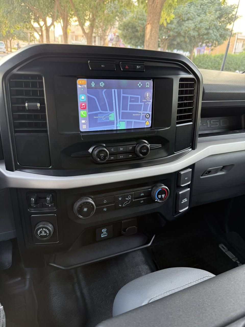 السلام عليكم فورد F150 موديل 2023 XL باب طويل بودي طويل السياره تو ويل ماشيه 51 ألف ميل مكفوله گير محرك اكسل ضررها جاملغ سكن وشويه بارد بالبونيد موضح بالمنشور السياره على وضع الشركه ايرباكات سليمه بشرط السعر 229 $ للاتصال ***********
