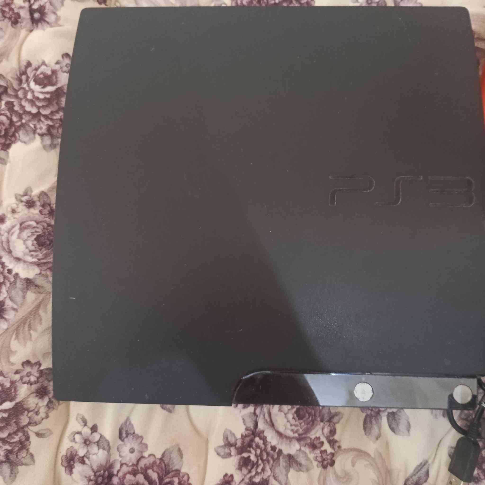 السلام عليكم عندي ps3 سلم مهكر بيه يدتين بس على الواير تشتغل وبي (god of war 3 remastered) سعره ١٣٠ وبيه مجال  للتواصل (***********) المكان: تكريت خلف مرطبات الباندا و اكو توصيل
