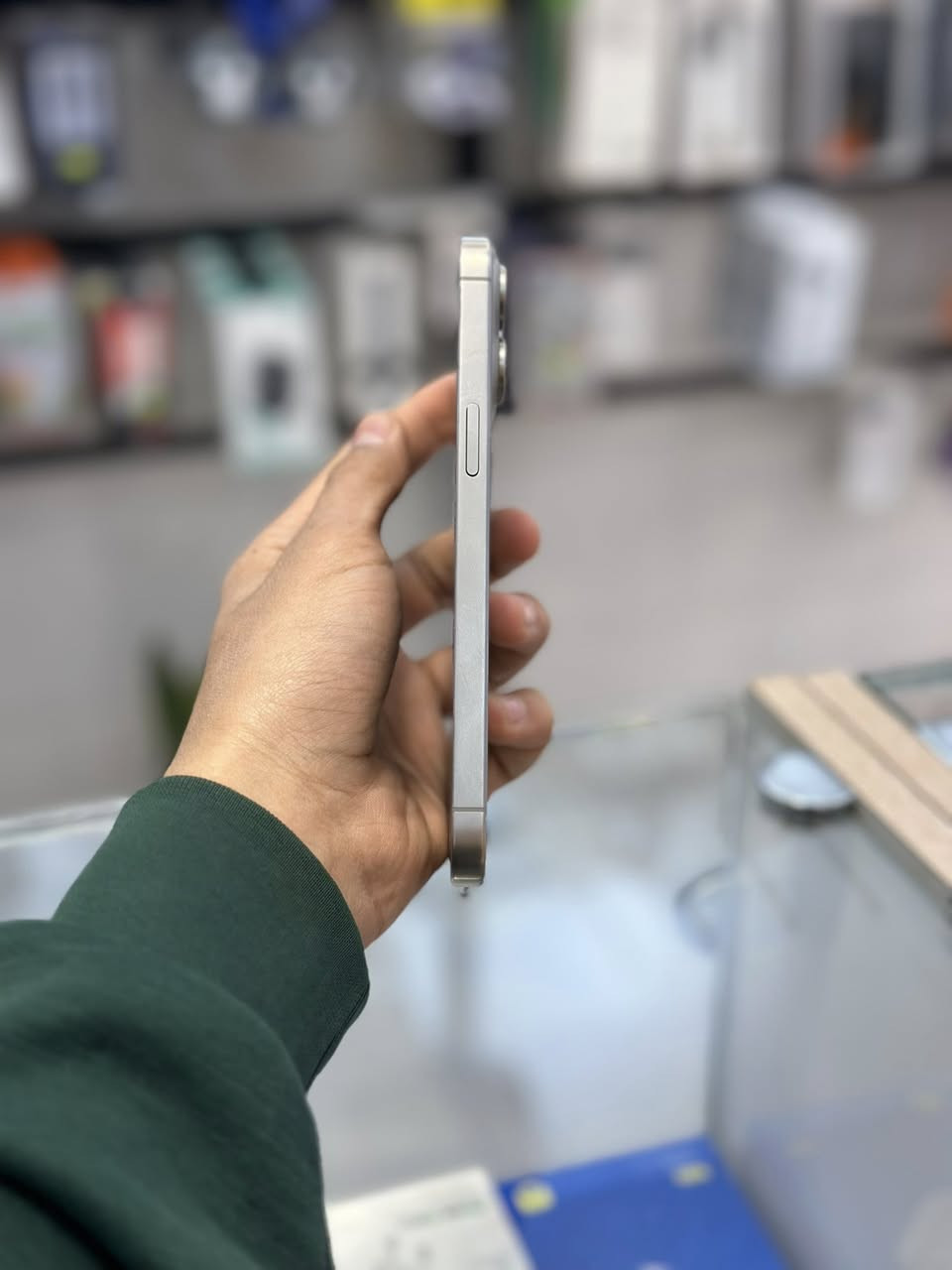 آيفون 15 بروماكس ذاكره 256 بطارية 🔋 86 السعر 950 ألف فقط يوجد خدمه توصيل لجميع المحافظات للاستفسارات ع الرقم ***********
