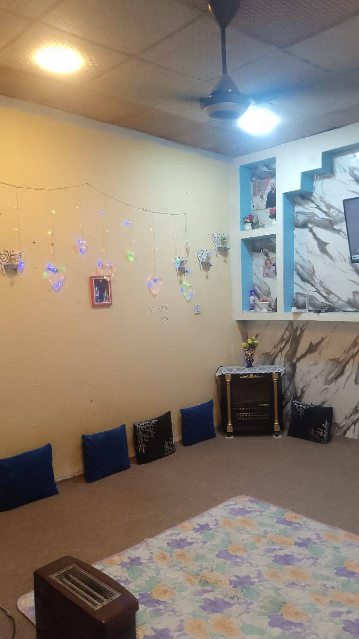 دار للبيع مساحة 100 كافة الخدمات متوفره 

مقرنص مجاري ماء كهرباء  نت ضوئي 

مجاور سكك الجربوعيه 

غرفه + صاله+مطبخ+صحيات خارجيه+حمام داخلي 

ملاحظة 

أساس غرفه ثانيه موجود  واساس براني 

السعر مراجعه مكتب عقارات جلاوي 

***********
