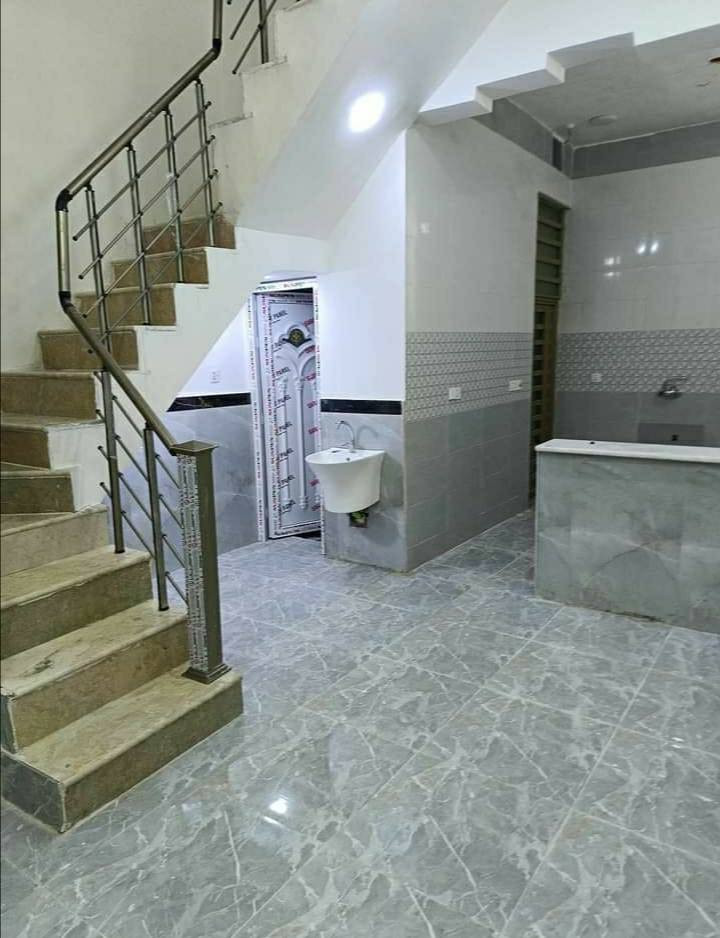 بيت للبيع مساحه 100 متر بحي غدير مقابيل  مقابيل فرع اسواق فطومه  بيت جديد ونضيف بناء2025 بي غرفه فوق  يعني غرفتين بي سعره 118 وبي مجال بسيط
هذ رقمي للتواصل ***********
