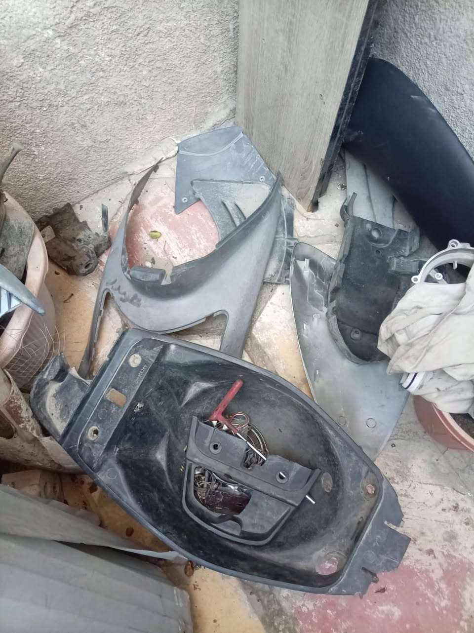 سلام عليكم ماكس منغولي مجفته جديد و بعده ما ساحكه طافيه على وضعيته ابيعه كوم حديد ب٢٥٠ قفل مكانه البنوك +كاملة كفراته و ترايش و الحواظن 
رقم:***********
