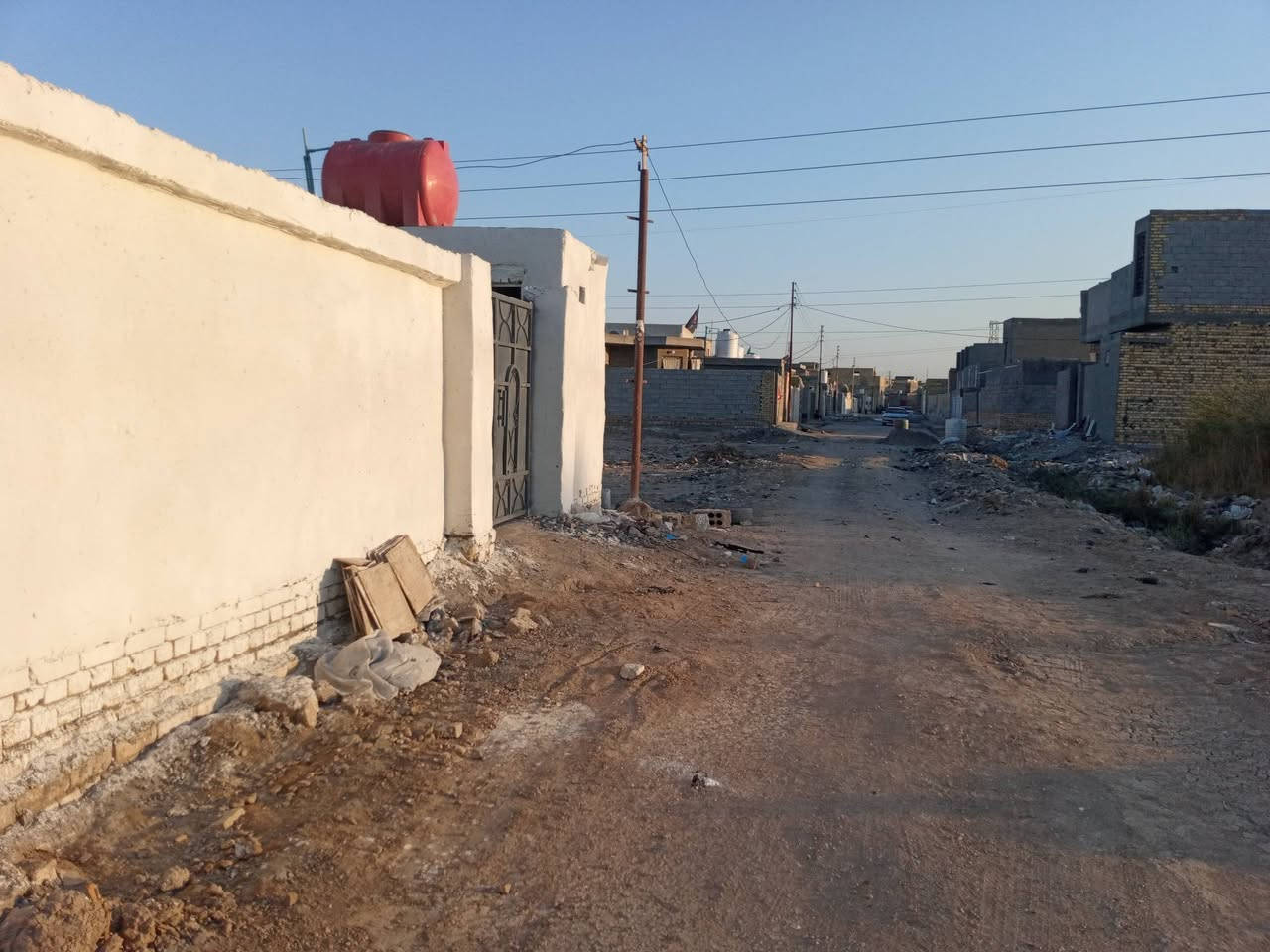 سلام عليكم  بيت لبيع 200 متر نزال 20
قرفتين 4x5 صاله 4x8 مطبخ 4x4  ديوان   4x7
البيت بلوك بناء جديد   ماء كهرباء  حي زهراء 
 
وذا اكو عاله زيغيره نجره 
***********
