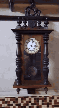 ساعه المانيه للبيع قديمه نظافه 100% العنوان بغداد رقم الهاتف***********
