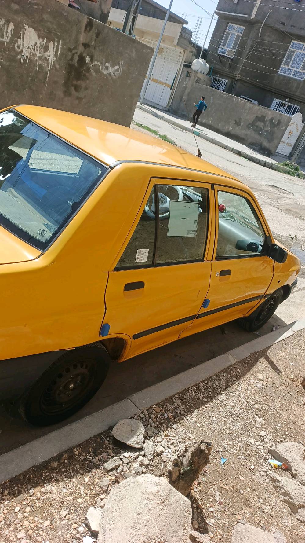 السيارة معروضة للبيع، موديل Saba لون أصفر. حالتها الخارجية جيدة مع بعض العلامات الطفيفة على الهيكل. مناسبة للاستخدام اليومي وتوفر أداءاً موثوقاً. السقف بحالة جيدة والإطارات في وضع مناسب للاستخدام.