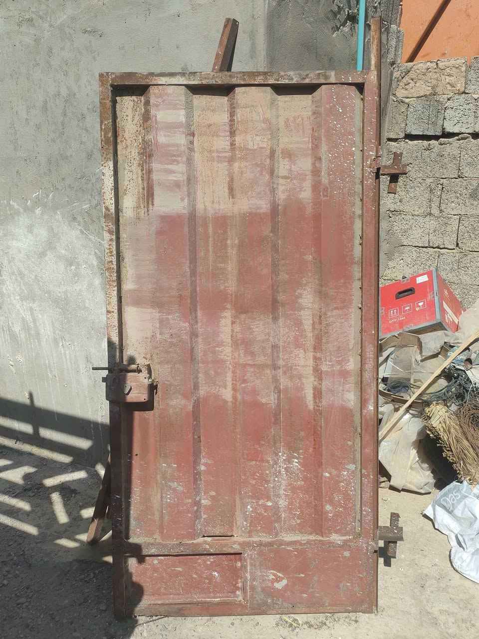 السلام عليكم للبيع باب حوش طلاكه وحده حديد ثقيل مكان النهروان شارع الشمري /السعر 25. وهذا رقم ***********
