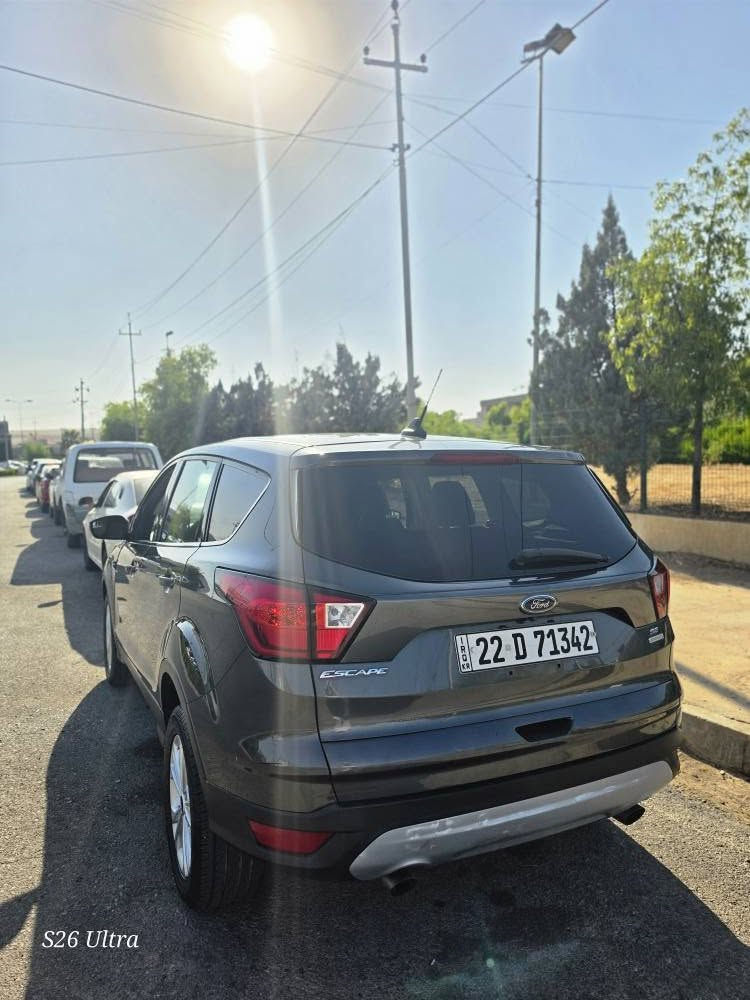 فۆرد ایسکەیپ 2019 SE
1.5 تۆڕبۆ 
یەک چاملخ گۆرایە بێ ژوورێ بێ ایرباگ 
ناو زەرد 
بەسمە و شەغال 
لایت لید سوکان ڤۆلیۆم شاشە کامیرە برێک بەسمە 
130 هەزار ڕۆیشتووە 
بێ کێشە و جائیزە  
رەقەم و سەنەوی نوێیە بەناو خۆمە 
105 وەرەقە و مەجال 
*********** 

فورد اسكيب نفتي 2019
1.5 توربو 
جملخ بدل بلادي بدون دواخل بدون ایرباک
بسمە شغال داخل اصفر شاشة كاميرة خلفية بريك أوتو،
130 الف ماشية 
سيارة سنوية و رقم جديد و جائز بأسمي 
105 ورقة و مجال 
*********** أربيل, العراق
