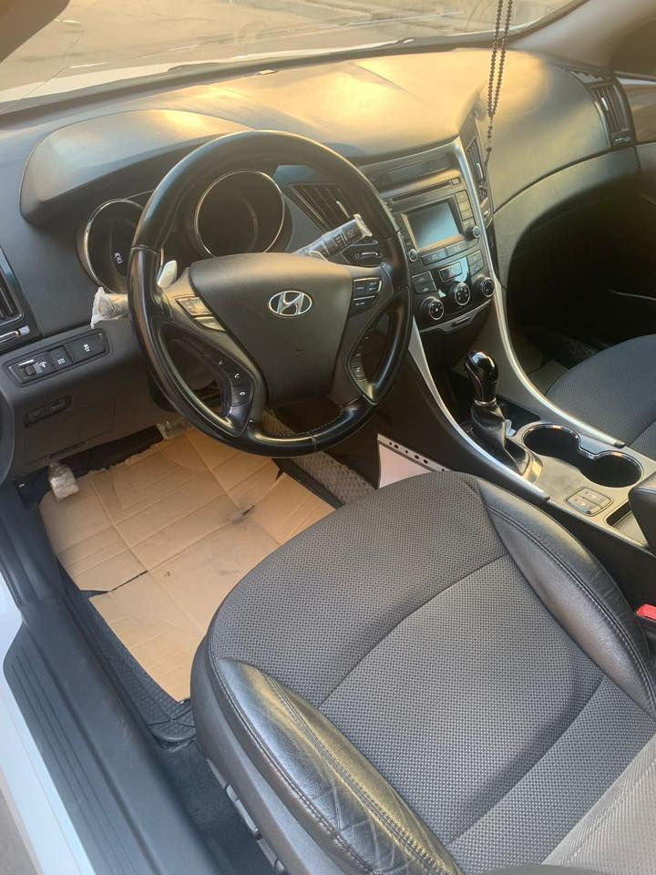 سوناتا موديل 2014 
بصمة فول ما عدا الفتحة
امريكي تدفئة بل كشنات
كرسي كهرباء
تحكم ستيرن وشفتات بل ستيرن
بيهة فقط درايم شفت والبقية مكفولة

0770 262 1175
