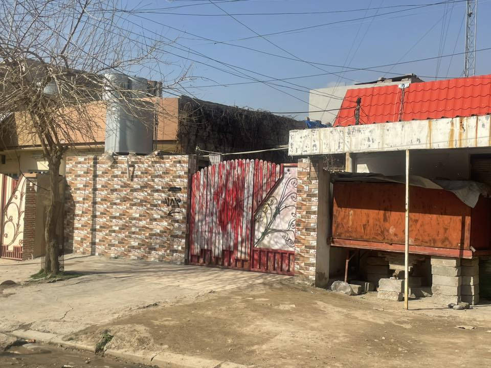 دار للبيع مساحة الدار 220جبهة 11والنزال 20حي الانتصار خلف المستوصف تجاري شارع 15البيت يحتوي عدد 2غرف نوم +صالة جلوس +استقبال +مطبخ ومخزن وحمام ومن ضمن البيت محل والبيت سند طابو بسم راعي البيت والاستفسار على الرقم ***********
