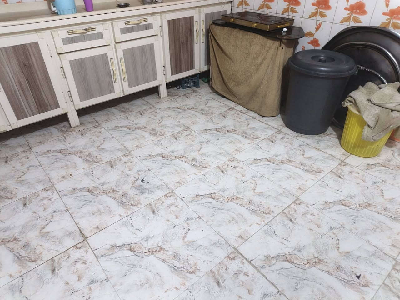 ‏السلام عليكم بيت للبيع شارع الامام علي المساحه 300 زراعي بكتاب مال طابو ثلاثه غرف نوم مطبخ صاله استقبال ديوانيه حمامات خارج داخلي كراج مال سياره كبير الشارع 10 متر كافه الخدمات متوفره بيه السعر 70 وبي مجال الاتصال على الارقام الموجوده*********** علاء الجابر اليعقار‪***********‬ نستقبل كافه العروض الزراعي الطابو
