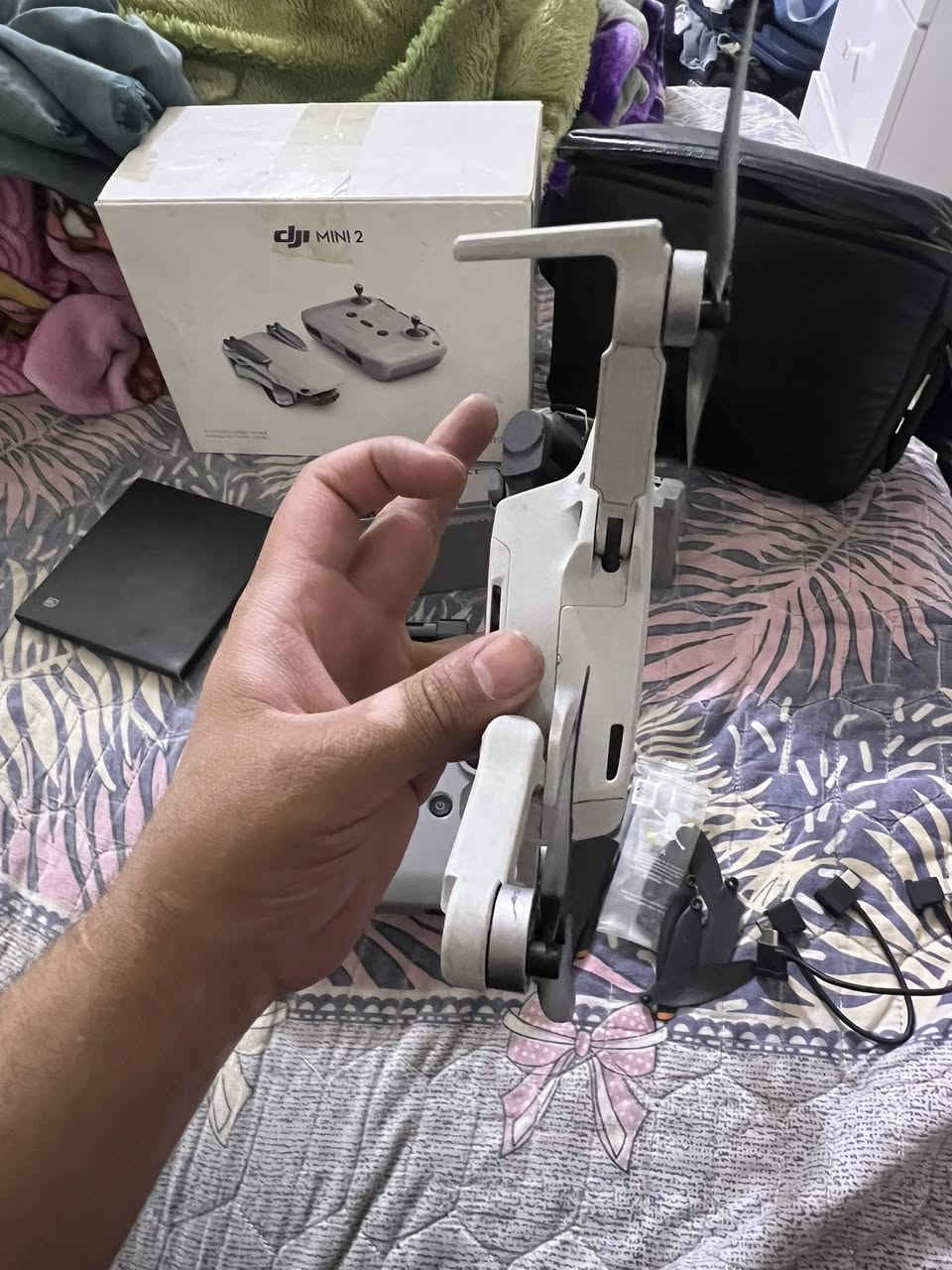 للبيع ادرون مني2 كومبو وياه 5مطاريات ووحده منهن ابلاس  درون نضيف بس بي فطر اصغير ولحمته سعره 550 ودورن انيو سعره 380ورقمي وتساب او اتصال ***********
