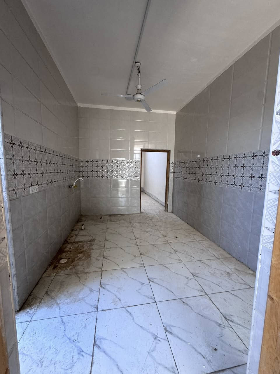 السلام عليكم من رخصة الادمن المحترم عندي مشتمل بحصن جعفر يم دائرة الكهرباء الجديده بصف ملعب عادل وطني مساحه ١٠٠ متر البيت بناء جديد وحلو حيل يتكون من غرفة نوم وصاله ومجمع صحيات داخلي وخارجي وغرفت خطار ومطبخ ومنور محزم سيراميك رايده ب٧٧مليون علمن البيت حر ممطلوب تحويل مباشر للستفسار رقمي ***********
