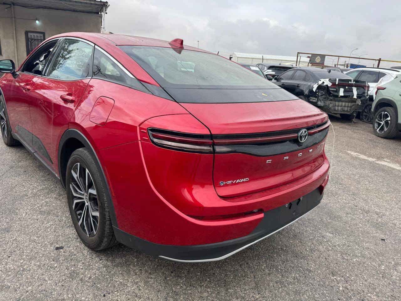 تويوتا كراون 2024 السياره موجوده هسه بالعقبه ابيع بالعقبه حادث جدا بسيط تجي بارد لان مكان الضربه جوه التريشه السياره جديده  للاستفسار ***********
