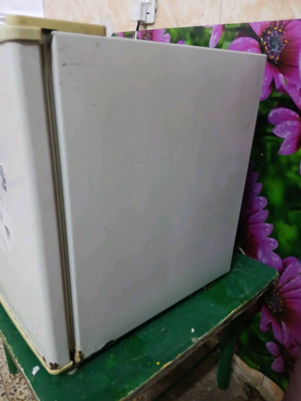 ثلاجة صغيرة تجميد قوي للبيع السعر ٣٥ عنوان غزالية