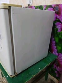 ثلاجة صغيرة تجميد قوي للبيع السعر ٣٥ عنوان غزالية